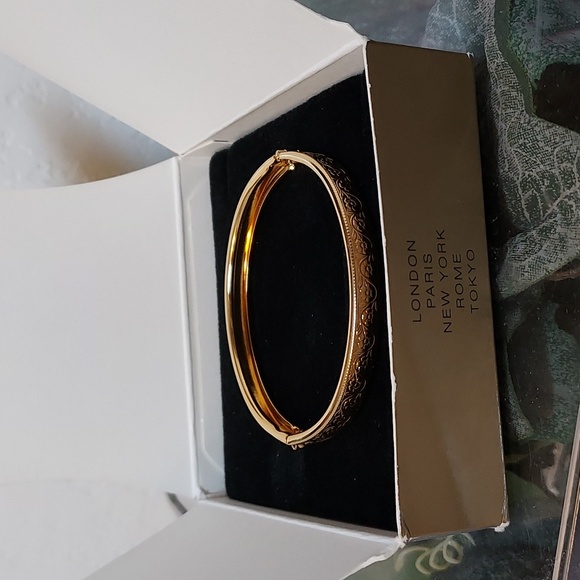 Avon Engraved Goldtone Bangle 1997 - Picture 8 of 8